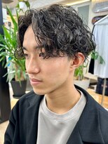 ウェイビーエフティフィフス 横浜西口(WAVEY ft.fifth)&nbsp;波巻きパーマセンターパートツイストパーマメンズマッシュパーマ