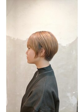 スパイス SPYS 20代30代美シルエット・大人ショートボブ。３６０度綺麗ショート