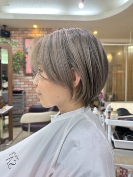 サラ(SARA) 大人可愛いハイトーンショート。