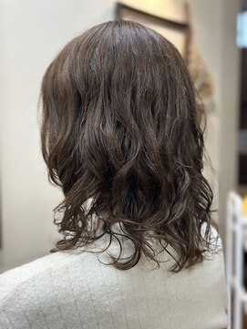 アージュ(age) ボリューム調整ミディアムパーマ