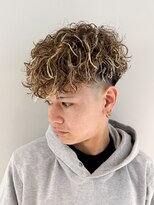 ルーシー 渋谷(LUCEY) スペインカール極道パーマホワイトメッシュスキンフェード短髪