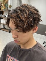 フゥ 宇都宮(FeU)&nbsp;波巻きパーマセンターパートツイストスパイラルパーマ刈り上げ