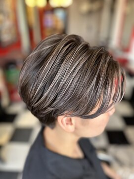 ロック フィールド 白髪暈し×ショート上品、色気を纏う“ひと味違う”大人スタイル