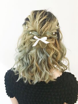 ヘアメイク エンカレッジ(HAIR MAKE encourage) 捻りアレンジハーフアップスタイル