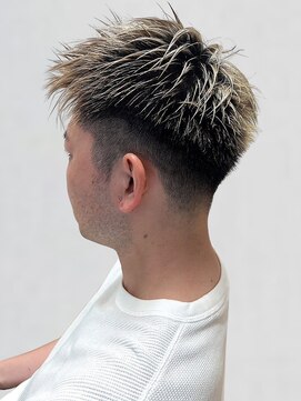 ロカ バイ ティアトロ ヘア サロン(ROCA by teatro hair salon) ホワイトベージュ ハイライト ブリーチ スパイキーショート 短髪