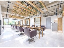 トゥルース 獨協大学前店(Hair&Make TRUTH)の雰囲気（開放的な空間で贅沢な時間をお過ごしください）