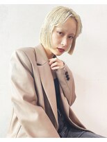 ホロ(hollo)&nbsp;ホワイトブロンド抜きっぱなしぱっつんボブ