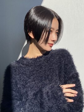 エアー 青山(AIR) 丸みショート前下がりセンターパートハンサムくびれショート