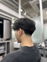 クロムトウキョウ ザ バーバー ネオン 新宿店(CHROM TOKYO the Barber ne/on)&nbsp;テーパーフェード/センターパート