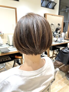 ネオリーブエム(Neolive em;) 襟足のしまった美シルエットショートボブ