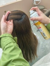 保護スプレーで薬剤から地肌を守ります。