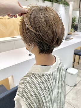 ステア ケース(stair case) 大人ナチュラルハイライトベージュ丸みショートボブ