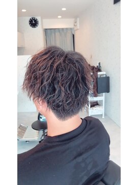 アミーコ(Amico) ツーブロックマッシュ刈り上げ縦落ちツイストスパイラルパーマ