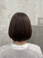 イル(iru)&nbsp;ツヤ×スモーキーカラーの大人ナチュラルボブ
