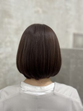 イル(iru) ツヤ×スモーキーカラーの大人ナチュラルボブ