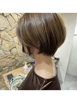 レヴォ(LeVO) ブリーチなしミルクティーベージュショートボブ