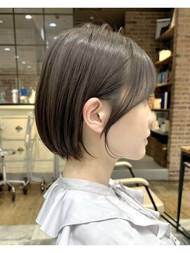 アフロート ルヴア(AFLOAT RUVUA) 【岩田莉奈】一人一人のオーダーメイドカットで骨格矯正　 新宿