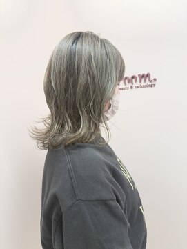 ルーム シンサイバシ(room shinsaibashi) 大人女性に人気の白髪ぼかしハイライト