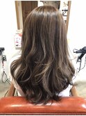 明るめのハイライトで作るグレージュのセミロング