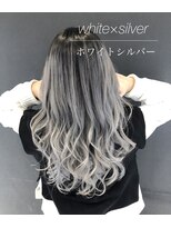 バトー(bAteAu)&nbsp;ハイライト、ホワイトブリーチ、エクステ、グラデーション