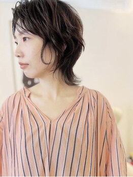 ヒュッゲ(Hygge)の写真/無造作でラフなウェーブスタイル、カールスタイルはゲストの個性と素材を引き立てます。