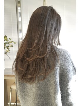 ムート(Mut) オリーブベージュ　透明感　レイヤースタイル　ロング