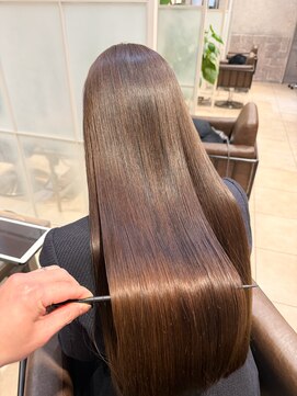 今話題の酸性ストレートで、まるで地毛のような縮毛矯正