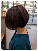 大人ショートボブに白髪ぼかしハイライトと赤みを抑えるアッシュ
