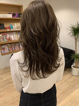 クマ(kuma.) 大人イルミナカラー/ミディアムヘア/ゆるウェーブ