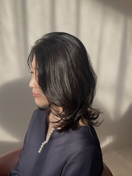 大人女性の髪のお悩みにとことん向き合ってくれるサロン。大人女性の為の上質空間がここに。ご相談ください