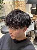 ツイストスパイラル縦落ちパーマ眉毛刈り上げラウンドマッシュ