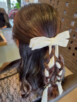 エヌアンドエーコンティ(N&A CONTi)&nbsp;リボン編み込みツインテール 結婚式お呼ばれヘア/パーティヘア