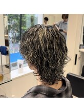 〈ウルフxメンズハイライト〉 ウルフカットのデザインとの組み合わせで唯一無二のデザインを［men's］