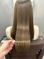 カミエ(kamie)&nbsp;ツヤ感たっぷりのロングブラウン×上質カット