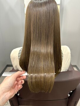 カミエ(kamie) ツヤ感たっぷりのロングブラウン×上質カット