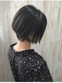 『estrela』ダークグレージュハイライト×ショートボブ