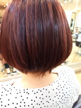 シャンプーボーイ 赤ショートボブ