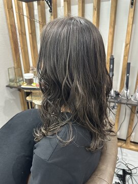 ビューティーガレージ カワゴエ(Beauty Garage Kawagoe) 地毛に馴染む細めハイライト