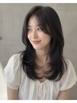 アルテ(ARTE)&nbsp;暗髪で魅せる顔周りレイヤー艶感ミディアムヘア韓国風のスタイル