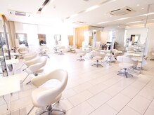 リー 枚方(Lee)の雰囲気（広い店内で１８席あるので圧迫感なくリラックスいただけます）
