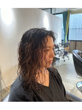 ビハインドザカーテン(BEHIND THE CURTAIN) 癖毛を活かしたパーマ