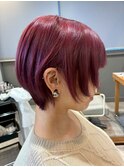 大人の魅力を引き立てるハンサムショート×ピンクレッド