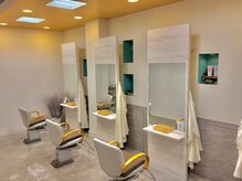 フェイスワン(Face 1)の雰囲気（施術スペース。広めのスペースで明るく清潔感のある店内）