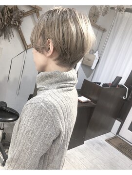 ヘアーアンドアトリエ マール(Hair&Atelier Marl) 【Marl】ホワイトブロンドカラーのショートボブ♪