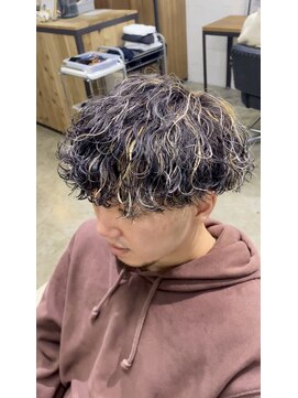 エルオム(EL.HOMME) 黒髪ハイライト／波巻きクリームパーマ