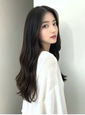 韓国風 センターパート 黒髪ゆる巻きロング 前髪なし 大人可愛い