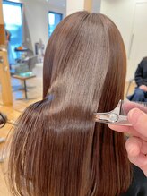 お客様の髪の状態を見極めて薬剤を調合する『リペア髪質改善トリートメント』で史上最高の美髪へと導きます