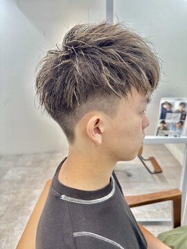 ロミーオム 本厚木(ROMMY. Homme) ツーブロック刈り上げハイライトマッシュショートメンズヘア