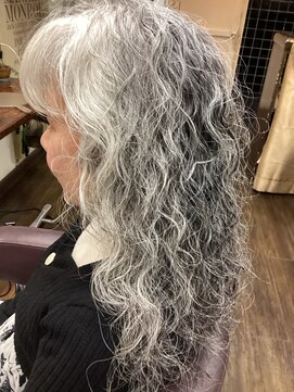 サロン ド アイ ソレイユ(Salon de i Soleil) グレーヘアーのロングパーマスタイル!