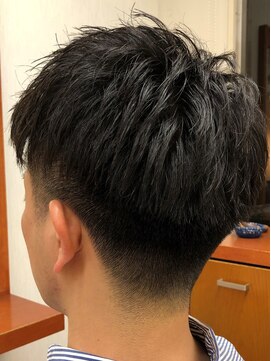 バンブー(Bamboo) トップのスタイリングが際立つテーパーフェードスタイル